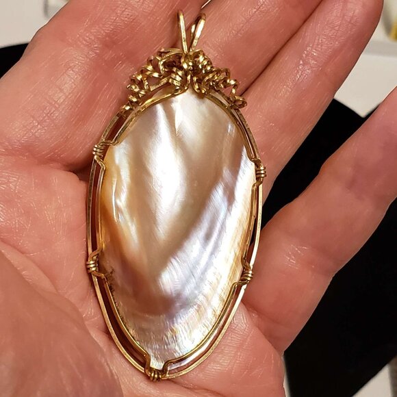 Mother of Pearl MOP Shell Pendant Gold Wire - Picture 1 of 4